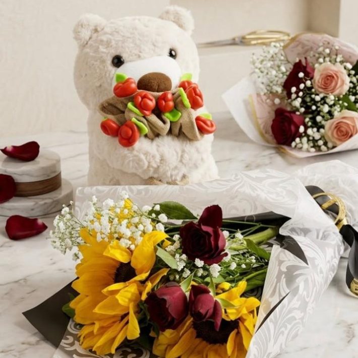 Oso peluche con ramo de flores